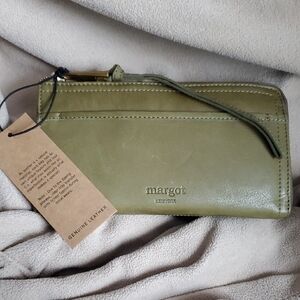 Margot Green Leather Wallet with Zipper Closure